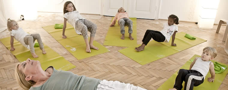 Kinder beim Yoga