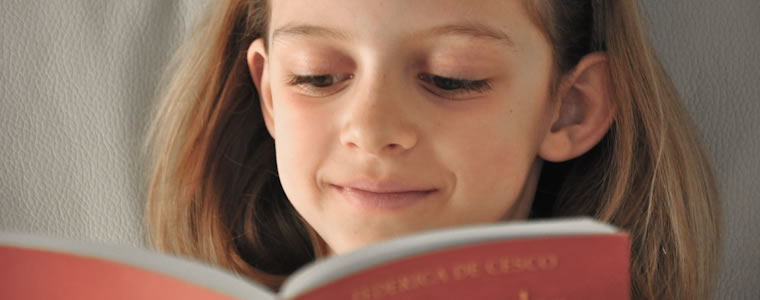 Kleines Mädchen liest
